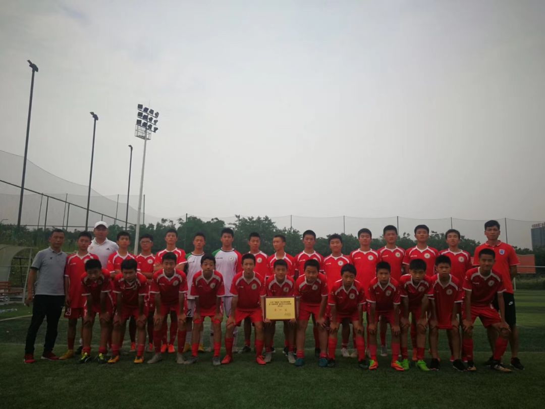 杨家坪中学初中队从小组赛到决赛六场全胜获得冠军!