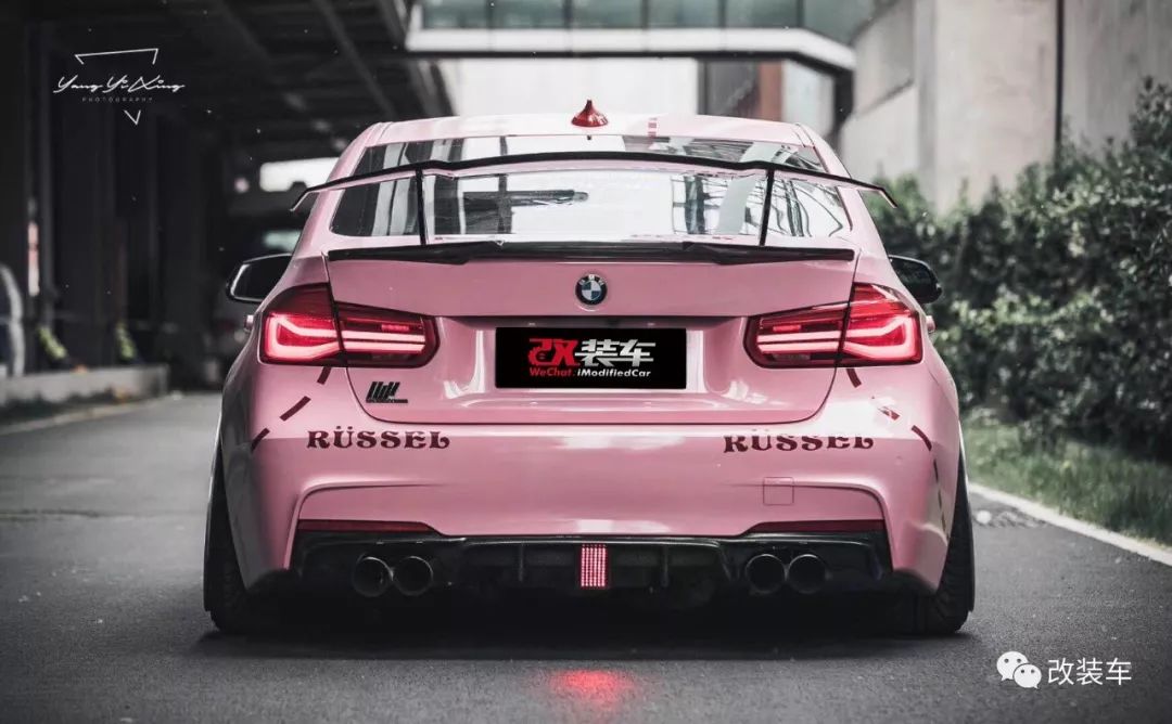 北京车友丨粉猪涂装的宝马3系停在路边很容易被妹子围观