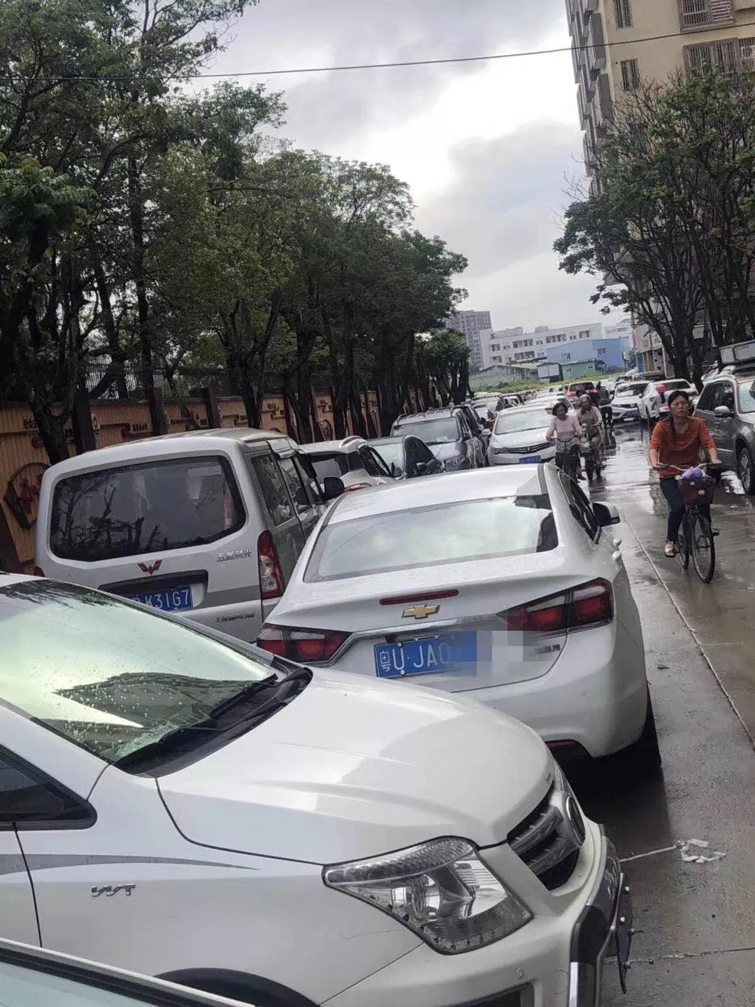 网友爆料陈厝合小学门口车辆乱停放严重影响师生出入