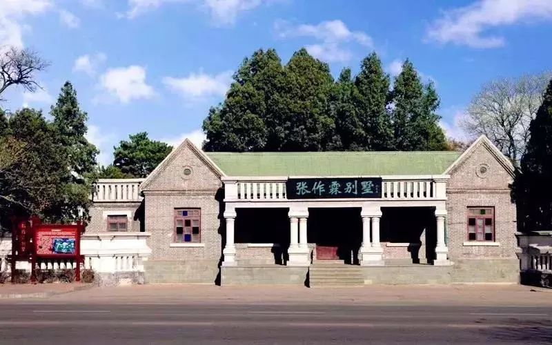 是当时北宁铁路局为东北大帅张作霖所修建的温泉别墅,现已成为兴城市
