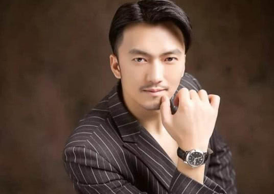 曾是普通快递员,因痴迷谢霆锋选择整容,今成人生赢家身价过千万_易波