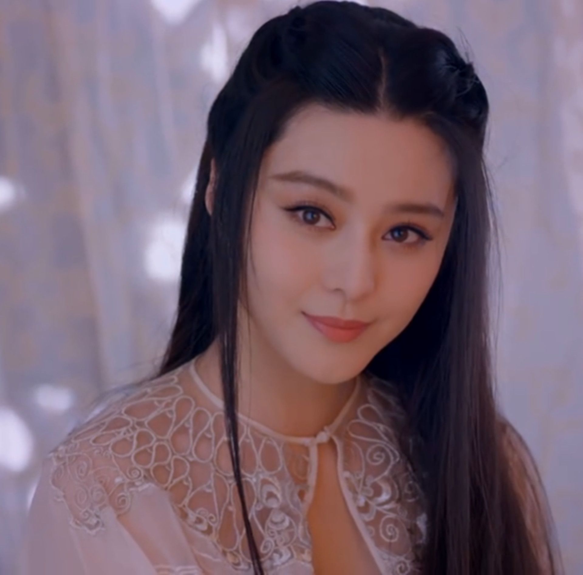 原创范冰冰聚会手戴无名戒指与李晨婚事将近网友又上热搜