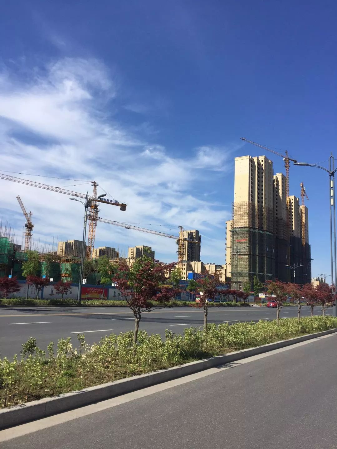 今天上午,小编来到东区客运枢纽附近,看到位于天宁大道西侧的东鑫商务