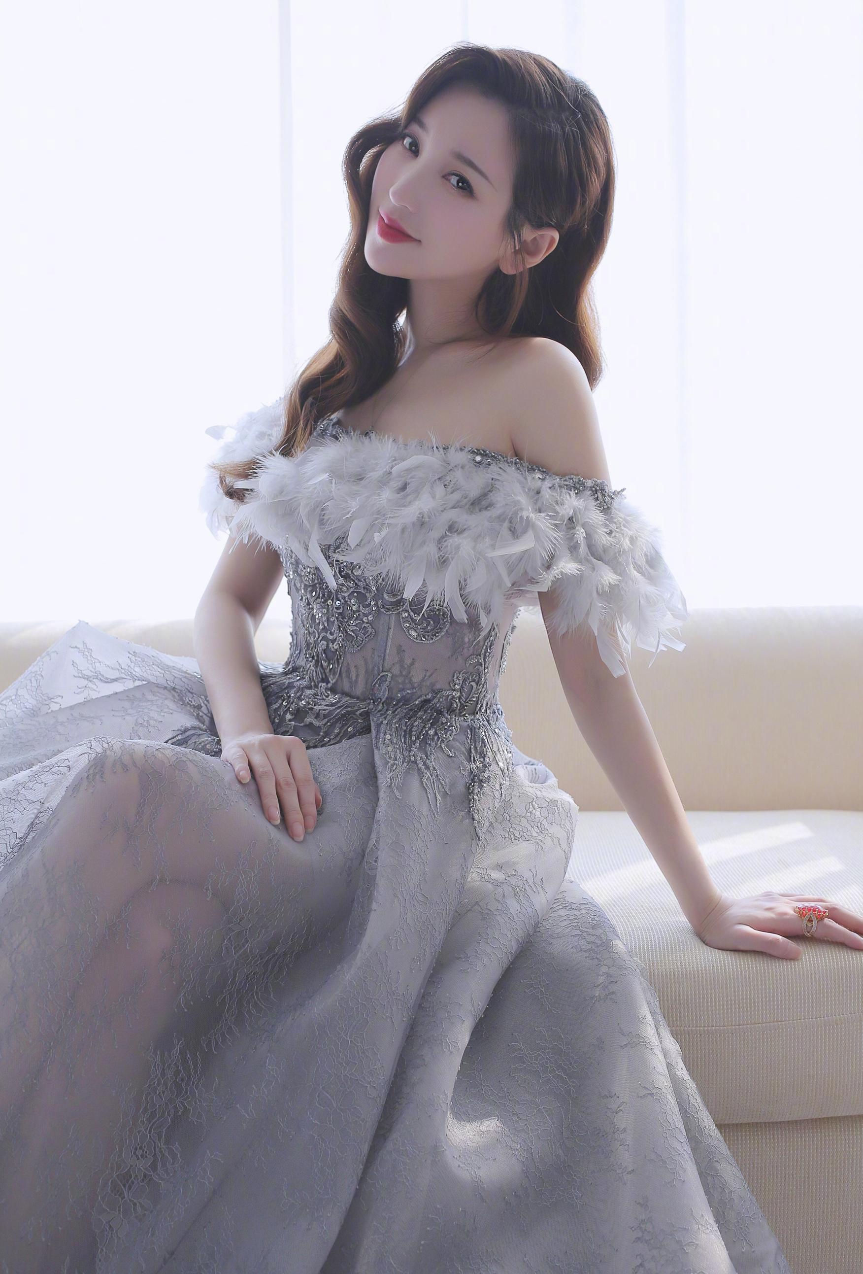 原创36岁金莎开启沙雕自拍模式曾经的青春少女也要放飞自我了