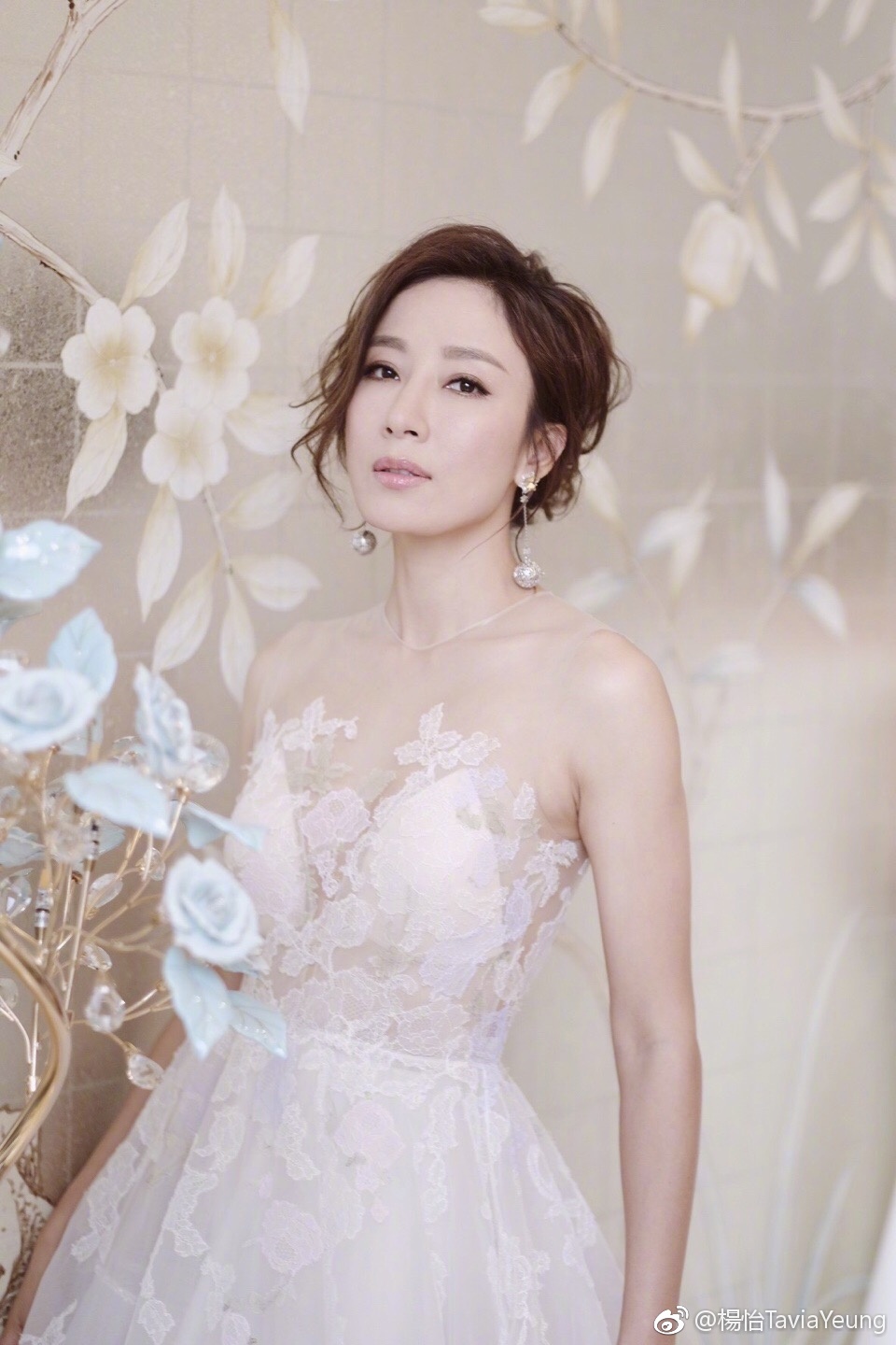 原创40岁杨怡吊带裙配卷发,气质太出众!与小5岁老公同框甜美似少女