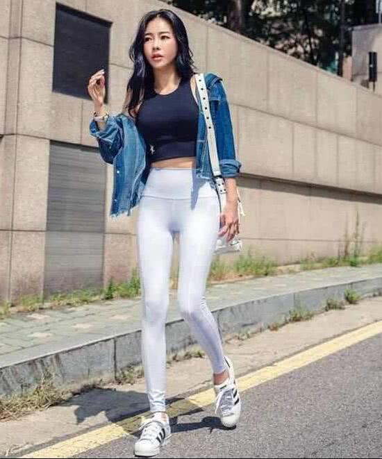 街拍:欧美风的黑色紧身裤美女小姐姐,头上的墨镜显得很有范!