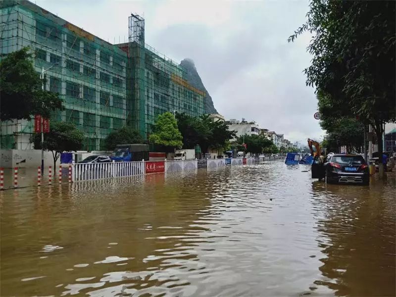 暴雨倾城奋战在救灾前线的一抹警察蓝