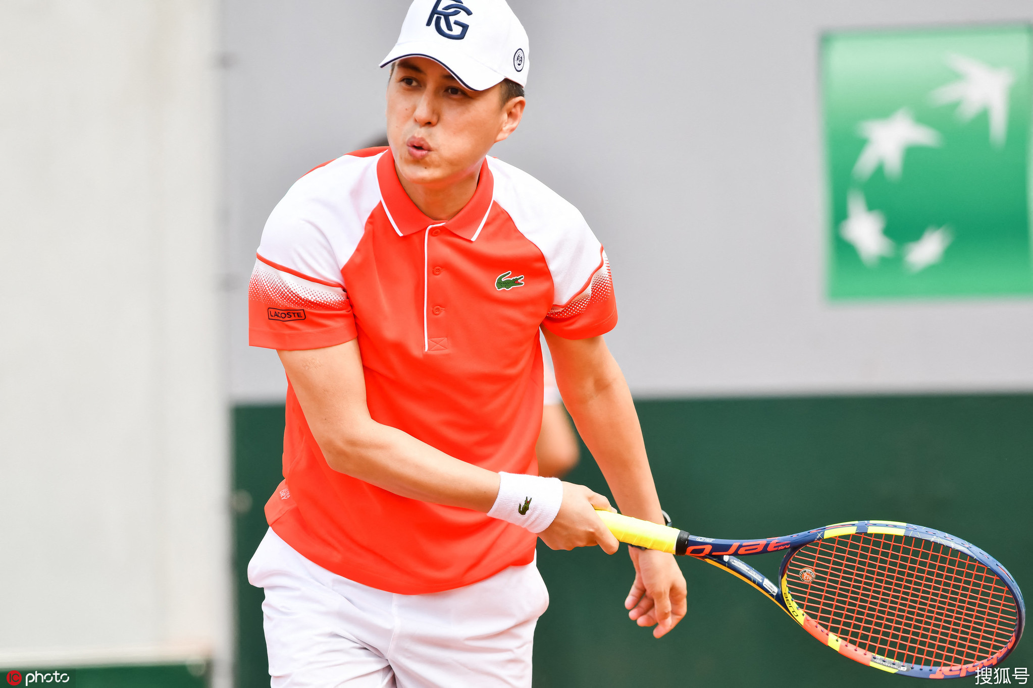 靳东搭档张帅出战法网明星赛,姿势专业吐舌卖萌