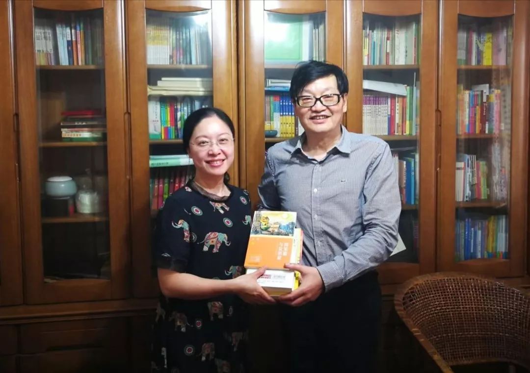 著名儿童文学作家冰波为杭少图捐赠原创签名书