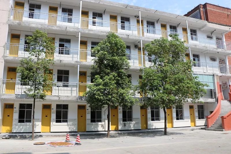 历经30年威远这所学校成为四川省民办学校的一面旗帜