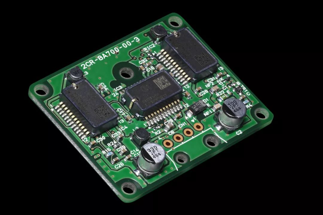 都能精准介入及辅助,更在倾角感应式循迹系统tcs,后轮滑动控制系统