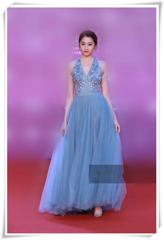 关晓彤走秀穿搭又"火"了!上了10次红毯的她居然还像个小白?_晚礼服