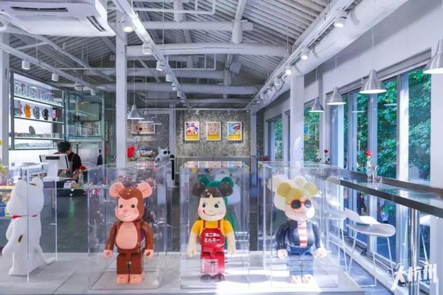 开满太阳花杭州首家村上隆主题咖啡屋还藏着潮玩bearbrick