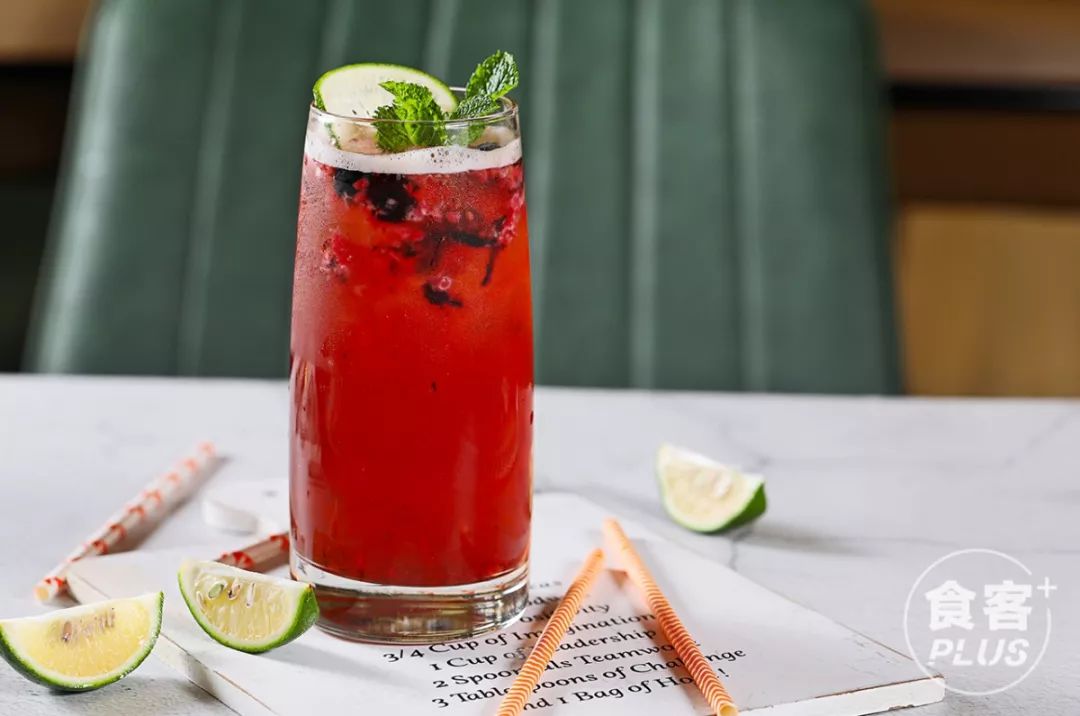 混合莓子冰茶,酸甜一夏绵密粘稠的质地宛若奶昔,但酸度相较之更胜一筹