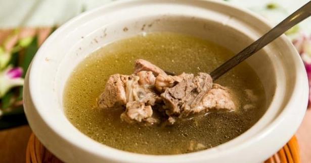 天上的极品是龙的肉黑龙江飞龙汤一点调料都不加的原汁原味