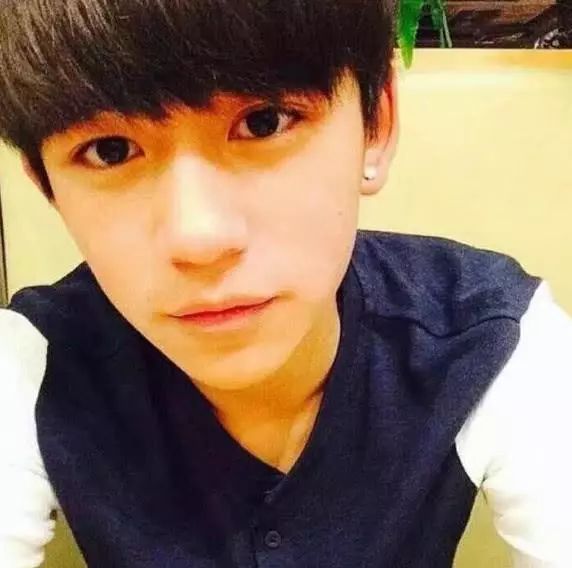 黄旭熙在节目中太自恋惹争议看到他的中学照后网友有资本