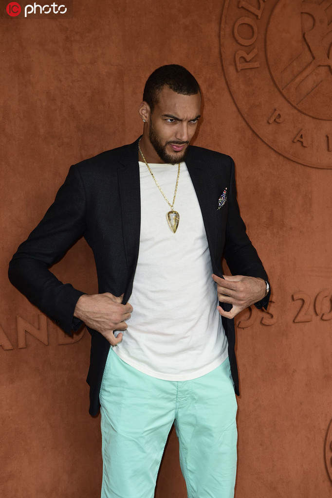 高清:戈贝尔现身法网 黑色西装青色长裤变身潮男