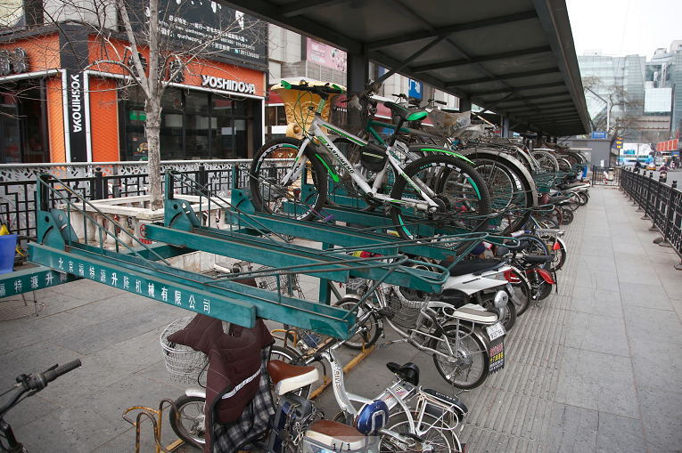 北京堂子胡同里的立体自行车停放点(图片来源:tuku.qianlong.com).