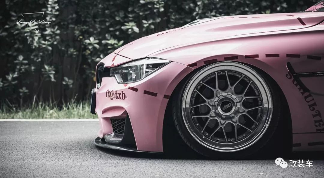 北京车友丨粉猪涂装的宝马3系停在路边很容易被妹子围观