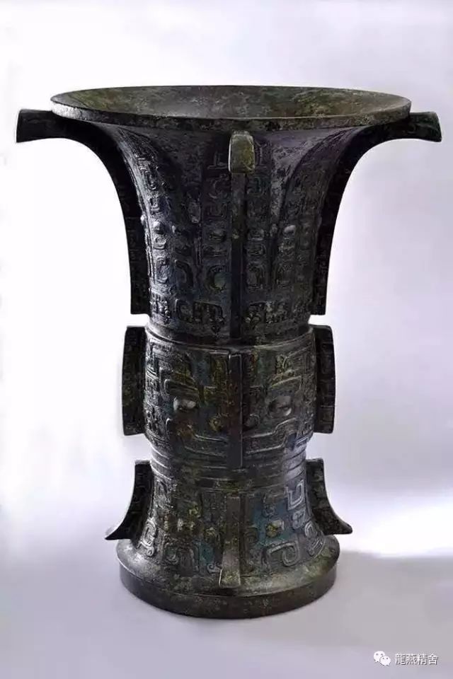 作者:冯毅原名冯飛龍,是我国著名的青铜器鉴赏家与收藏家,中国铜镜