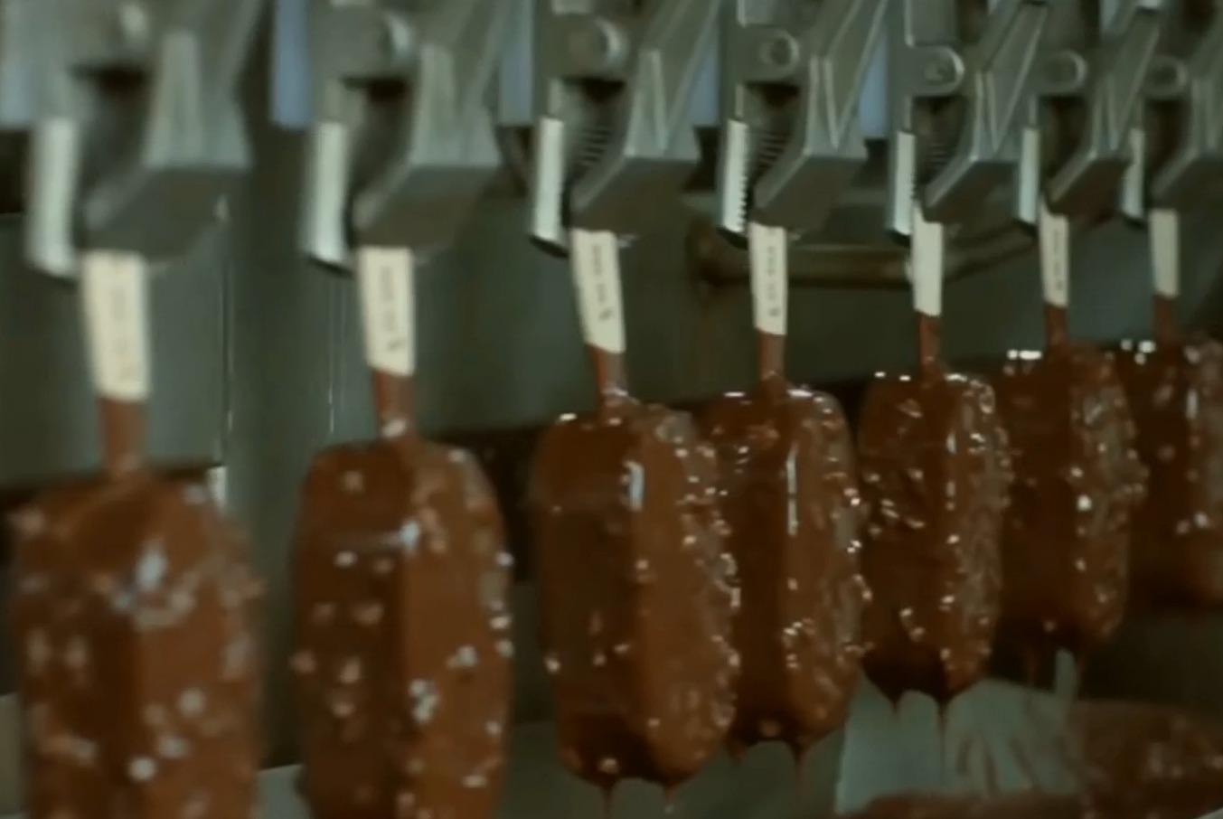 看雪糕加工厂是如何制作雪糕的镜头拍下全过程一起来见识下
