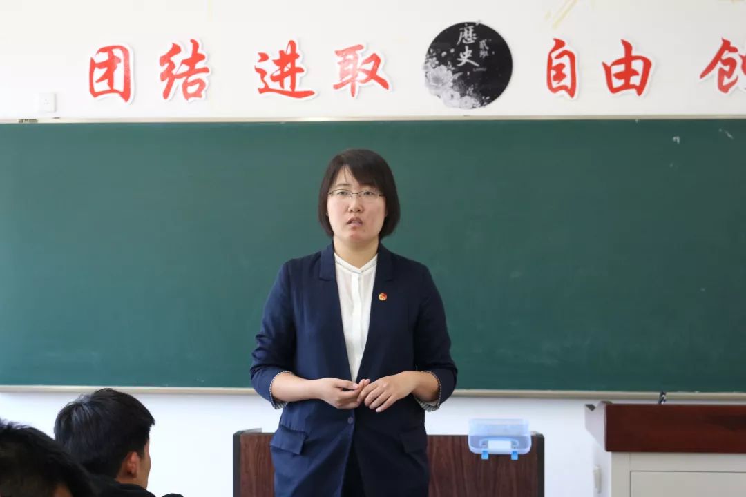 首先,宋洋老师对下午的高校招生直播工作进行安排,她希望同学们在直播