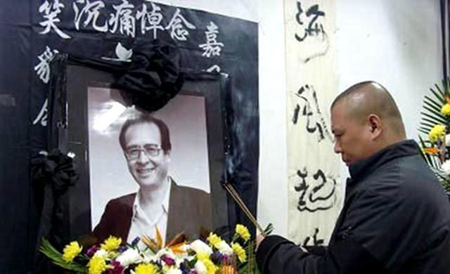 演员侯震晒出了一张李文山,谢天顺和邢文昭与黄绸子相框合影的照片,从