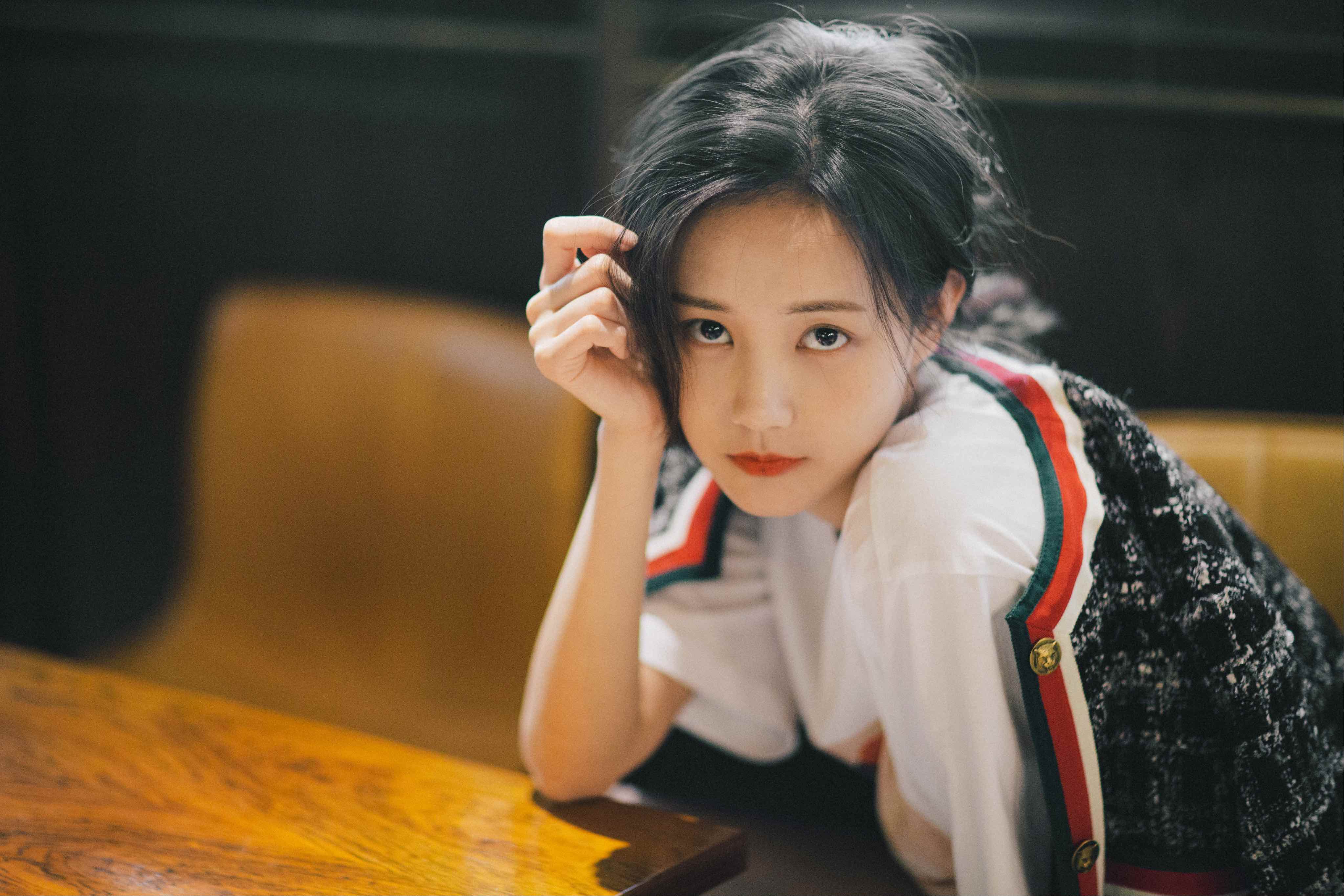 李一桐最新街拍 展露质感先行的高级时尚