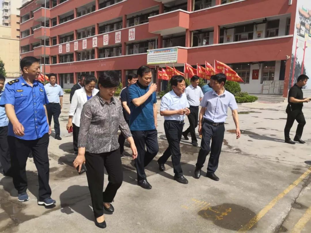 副市长县委书记张宏义到县兴濮中学调研学校食堂油烟治理工作