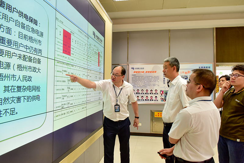 何华文 摄马辉在该局电力调度中心向调度值班人员了解电网负荷及运行