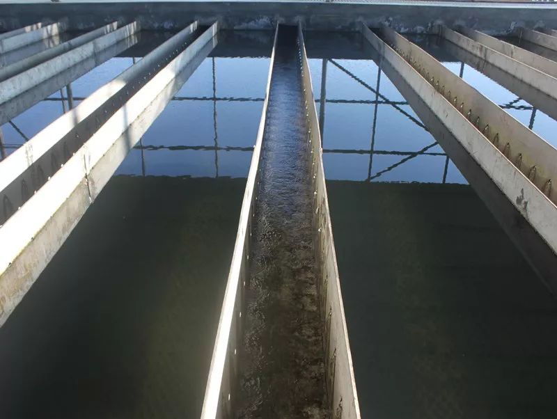 从今年5月份开始,盈江县城区日供水量连续"爆表",部队坡净水厂清水池