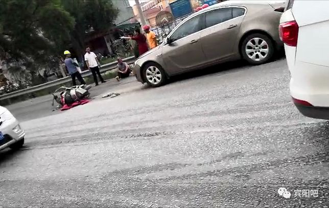 二级路新桥路口发生车祸地上一滩血