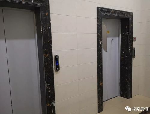 记者看到,该单元一共有两部电梯.