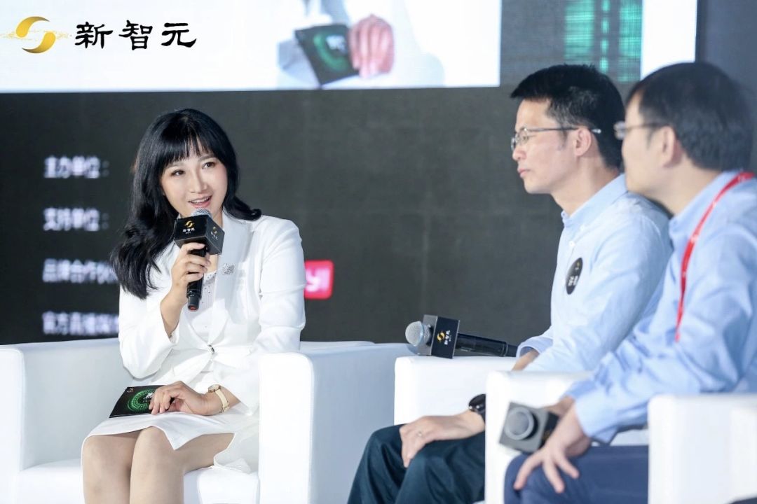 ceo 杨静女士同阿里云数据智能总经理曾震宇,腾讯云副总裁王龙,华为