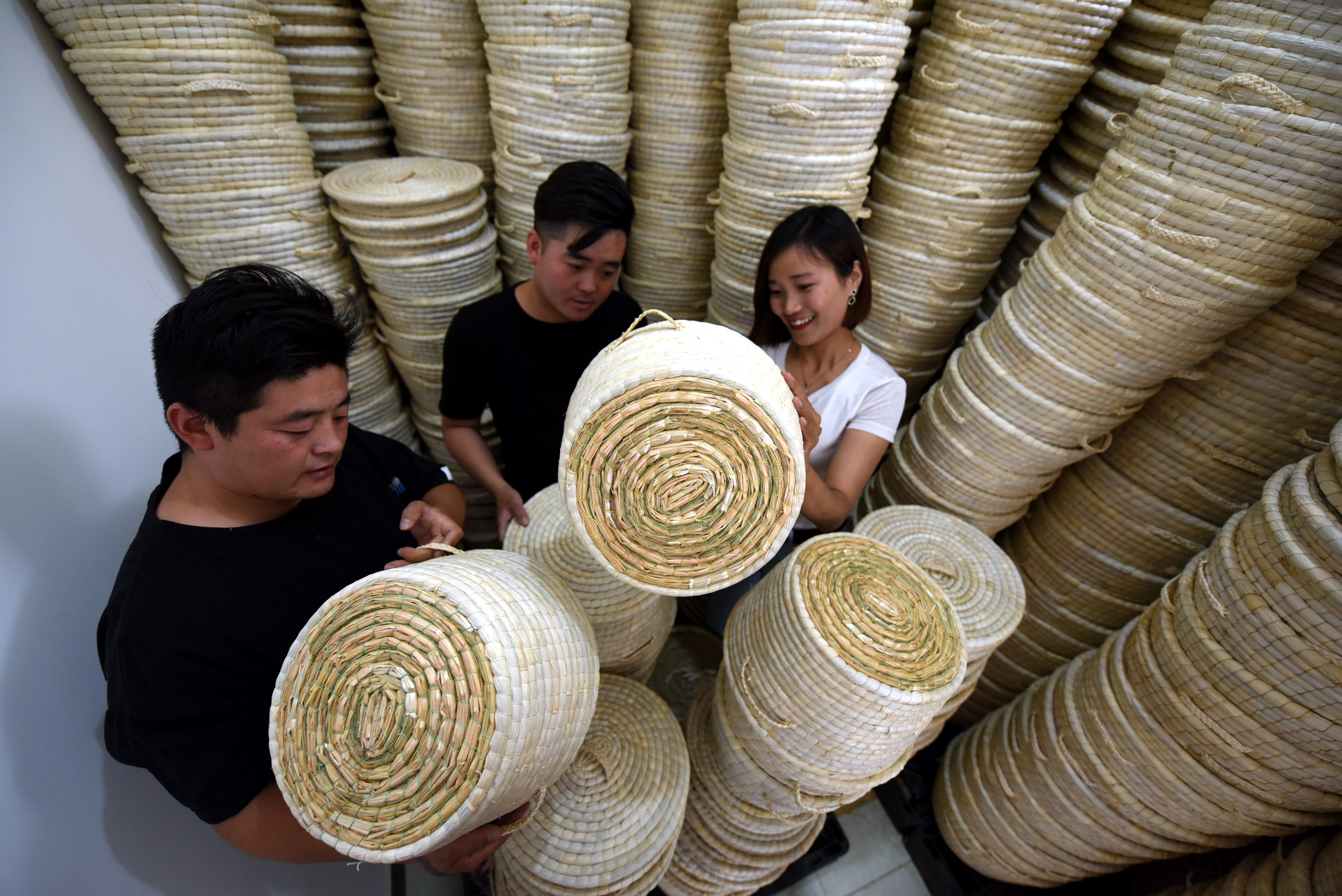 5月28日,山东省临沂市郯城县马头镇草编合作社销售人员洪元敏(右一)向