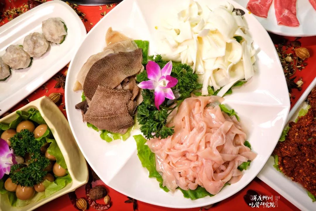 龙门三宝里有鲜毛肚,鹅肠,黄喉,这也是火锅三剑客,可以一起点真是好棒