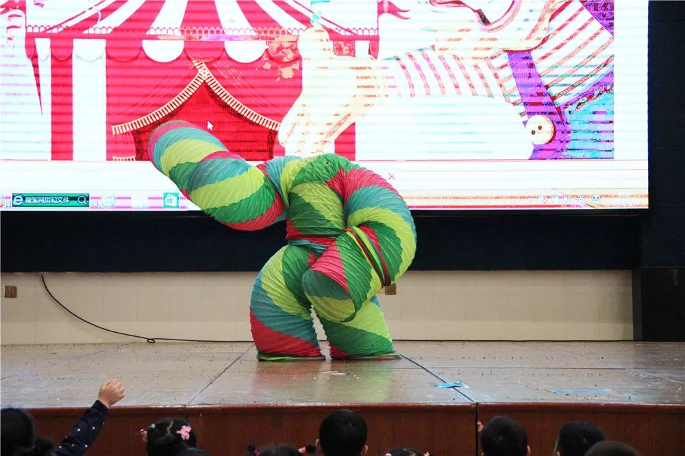 赞魔法延续我们欢笑着模仿他们夸张和可爱的动作,快乐的笑声传递给在