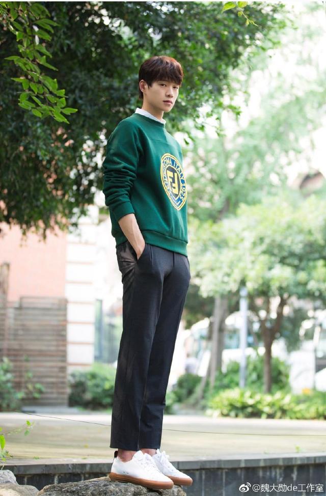 阳光男孩魏大勋时尚穿搭简约清爽帅气减龄宛如初恋少年