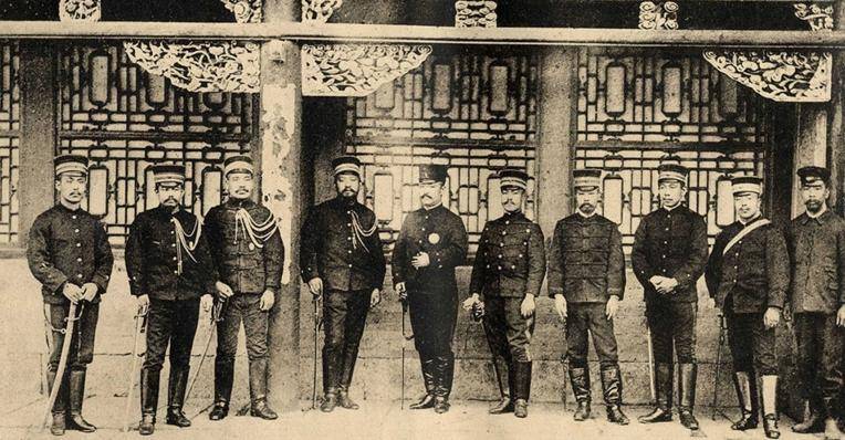 地春帆楼玄关1904年日俄战争中日本军队攻打旅顺港前雨中在馒头山潜