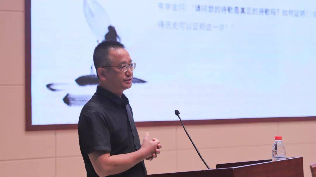 产业大讲堂第一讲苏忠诗在不远处