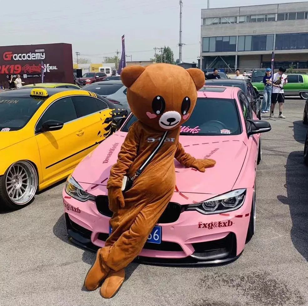 北京车友丨粉猪涂装的宝马3系停在路边很容易被妹子围观