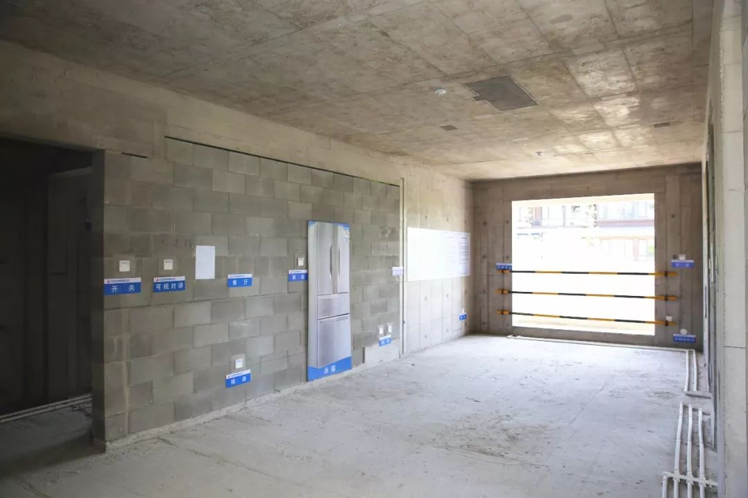 强弱电箱预埋一次成型▲墙面抹灰企口四,采用了单元提升式钢板网