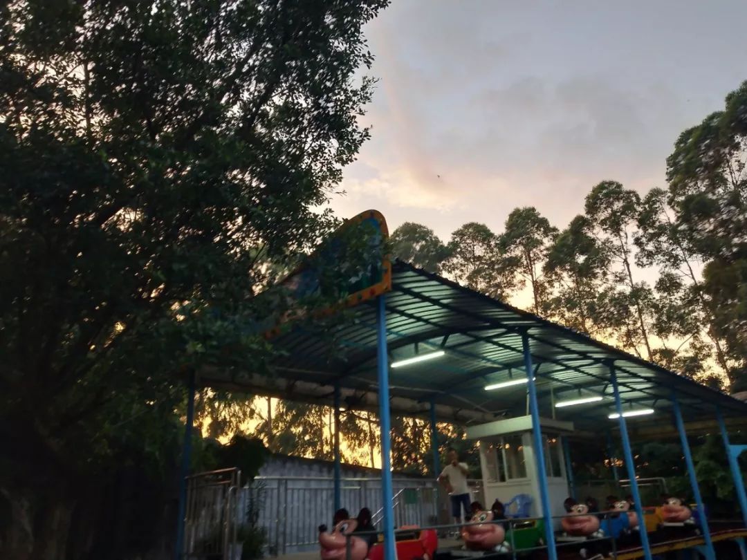 人民南路和泷州南路  市政广场  呼吸着雨后新鲜的空气, 观赏着天边