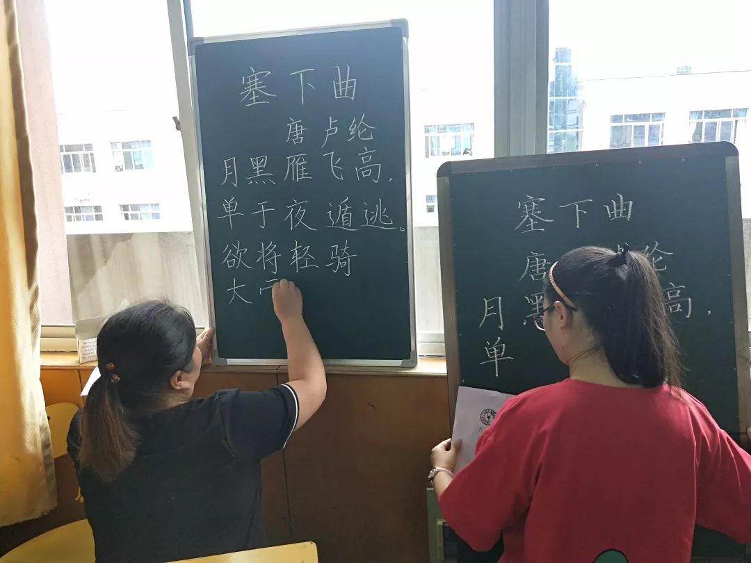 笔法变幻无穷,用一支小小的白色粉笔,在黑板上唱出了一支婉转悠扬的