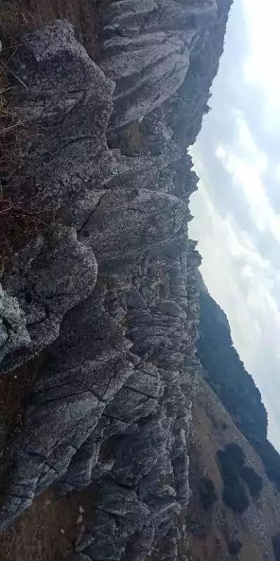 山峰疊連,峰頂為灰色含生物化石的變質岩形狀如劍如刺,常年雲霧繚繞