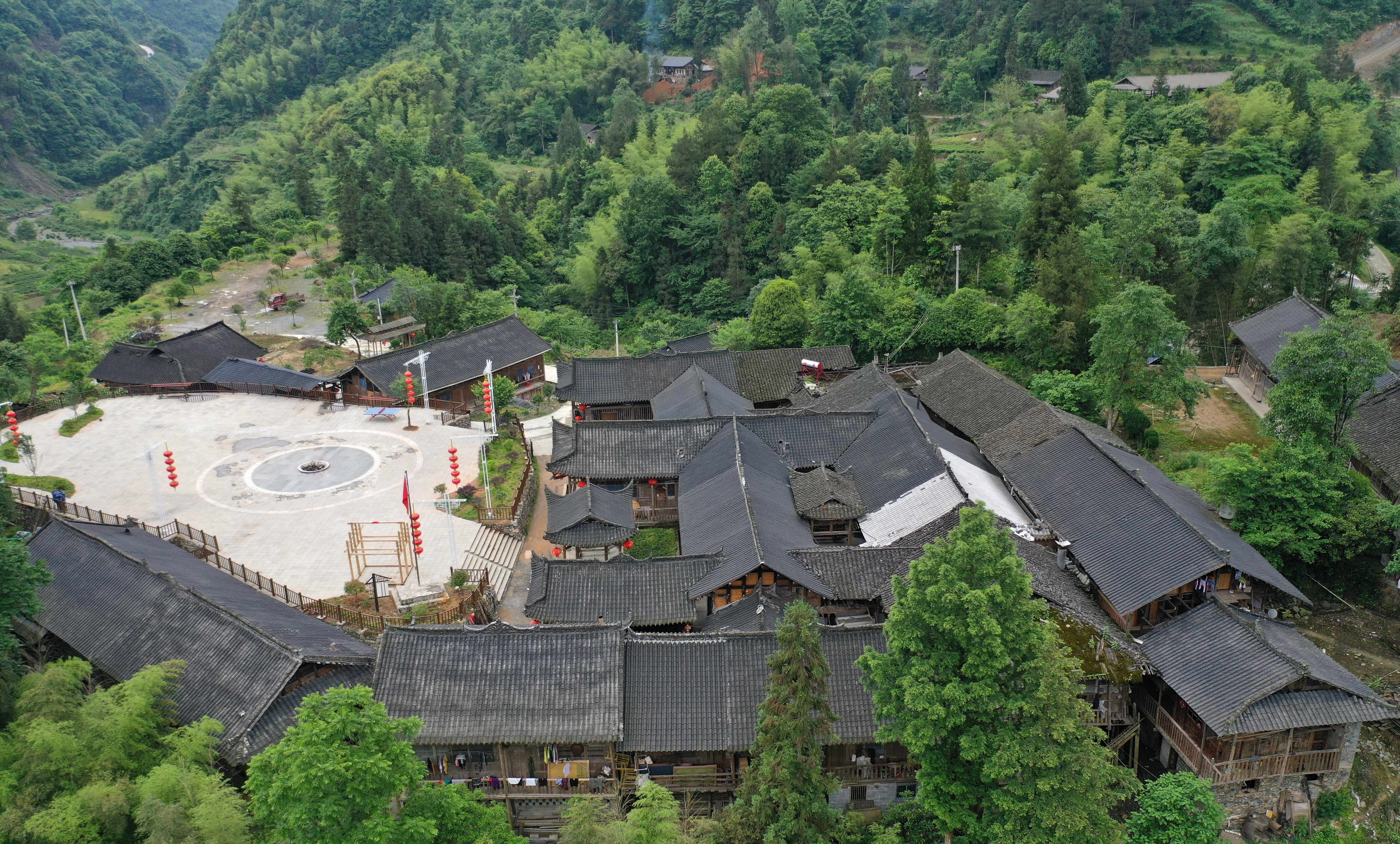 这是5月29日拍摄的恩施市盛家坝乡二官寨村旧铺古寨一角(无人机拍摄.