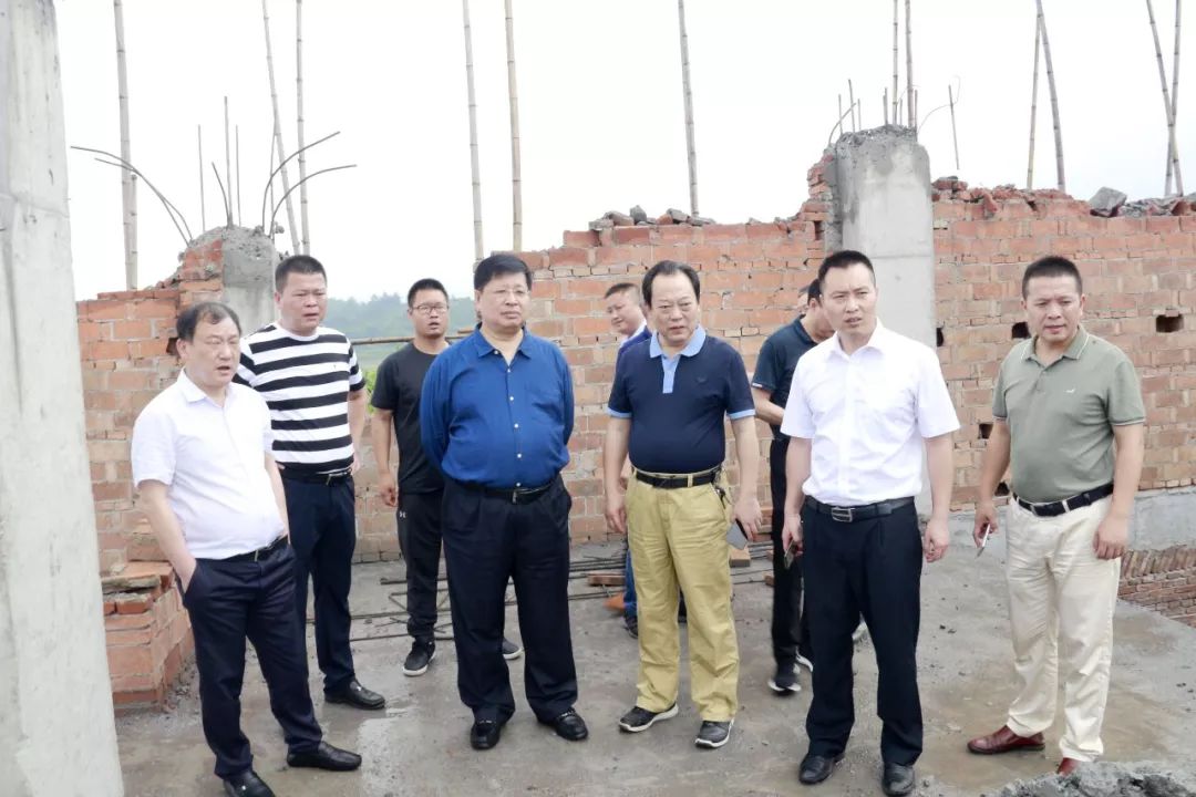 县人大常委会副主任张德贵,县政府副县长周剑峰分别就贯彻落实《上饶