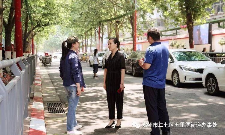 王彬书记在班子成员姚锦树,马剑陪同下,先后对康复后街等主次干道进行