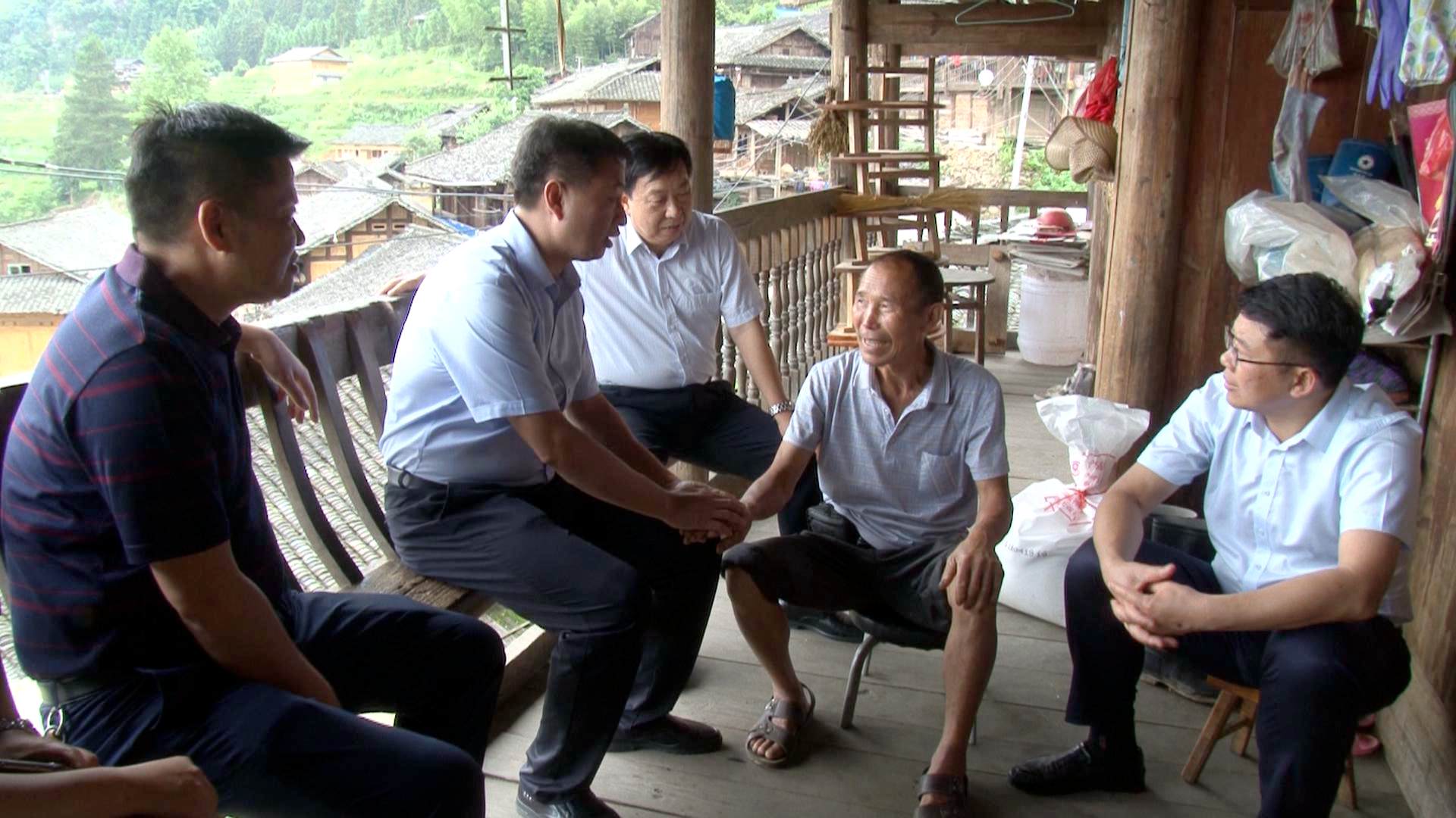 瓮安县领导赴三都县都江镇走访慰问当地困难群众