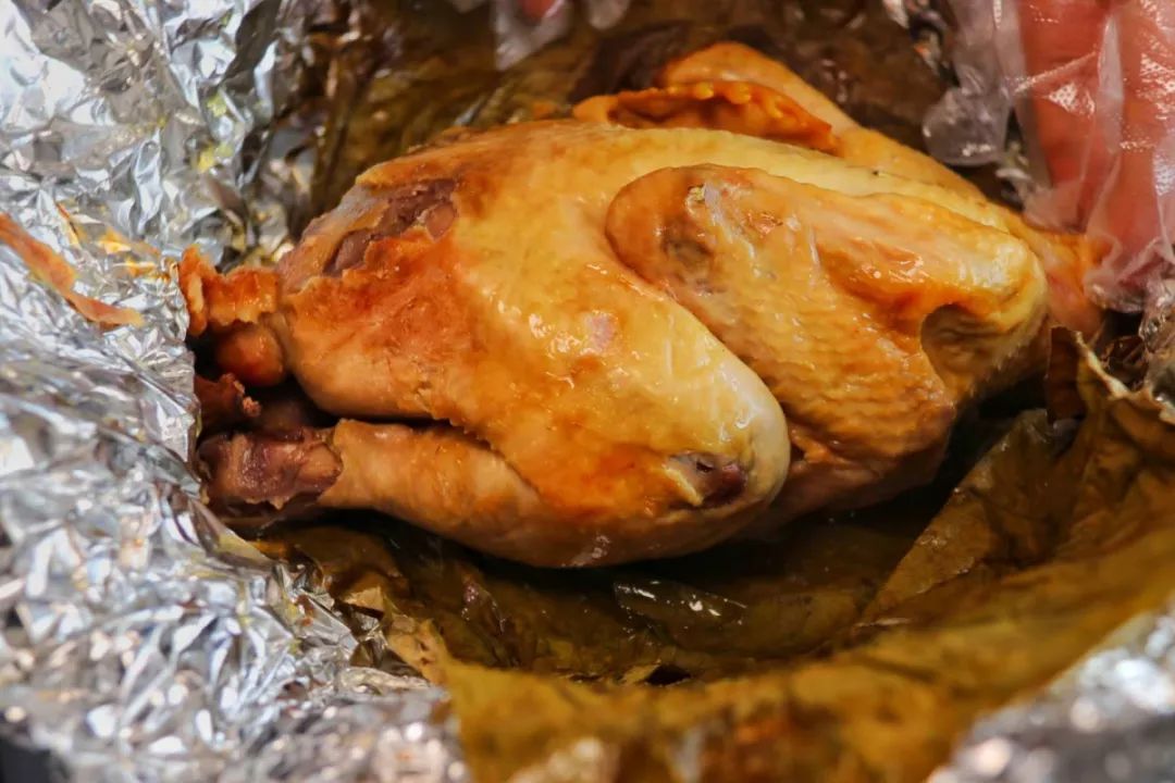 听老板说,店里最受欢迎的"一只鸡"——锡纸荷叶鸡,天天爆单,好评1000